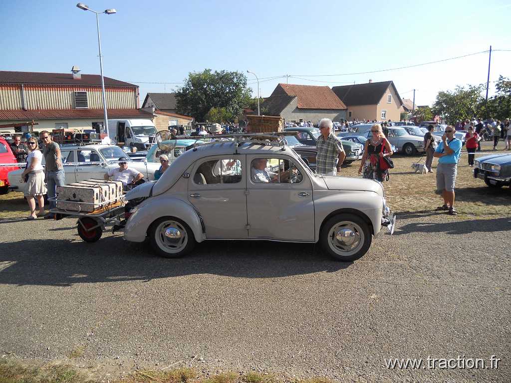 2011_rustenhart (135).jpg - 02/10/2011 - 68740 RUSTENHART 31ème Randonnée Internationale des Vendanges - Le défilé - RENAULT 4CV et sa remorque monoroue